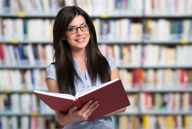 Kütüphanedeki genç kadın.