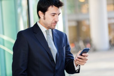 cep telefonu kullaranarak işadamı