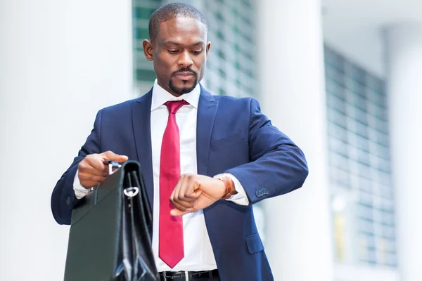 Homme d'affaires africain regardant la montre — Photo