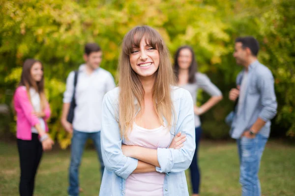 Mujer frente a un grupo de personas —  Fotos de Stock