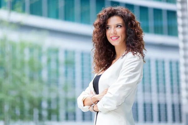 Femme d'affaires souriante dans la scène urbaine — Photo