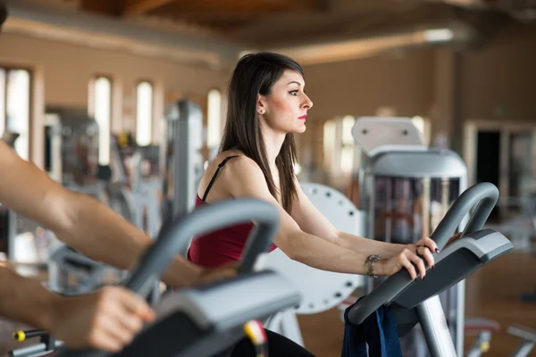 Bir spor salonunda eğitim kadın — Stok fotoğraf