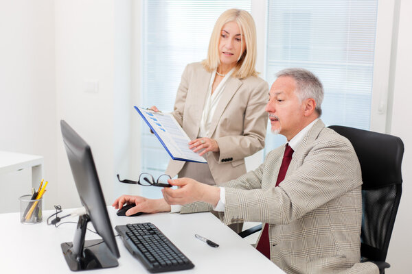 Зрелые деловые люди
