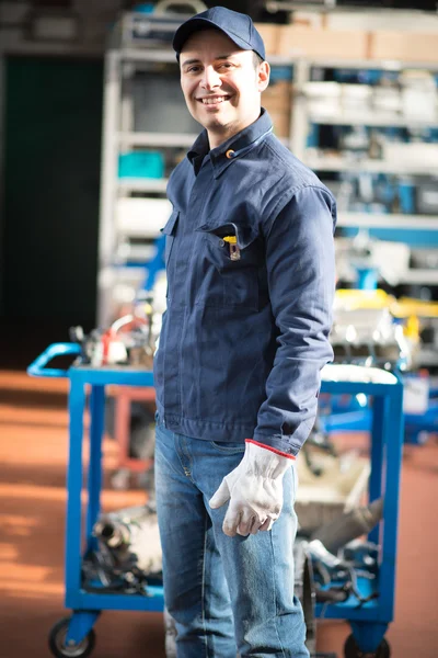 Lächelnder Mechaniker im Geschäft — Stockfoto