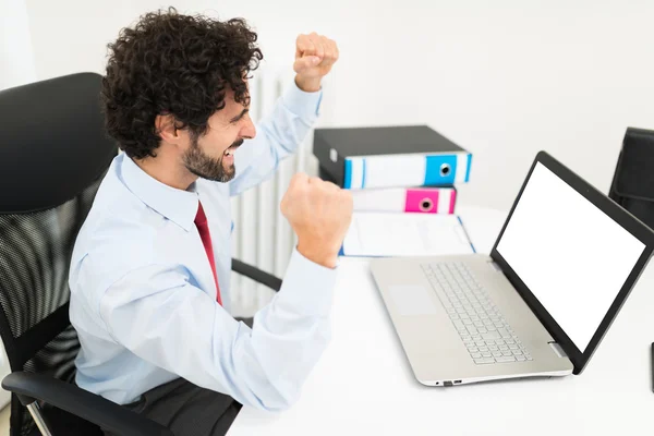 Homem olhando para tela de computador em branco — Fotografia de Stock