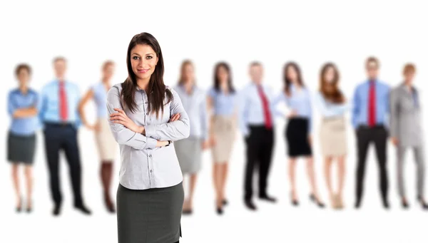 Mujer sonriente frente a un grupo de personas —  Fotos de Stock