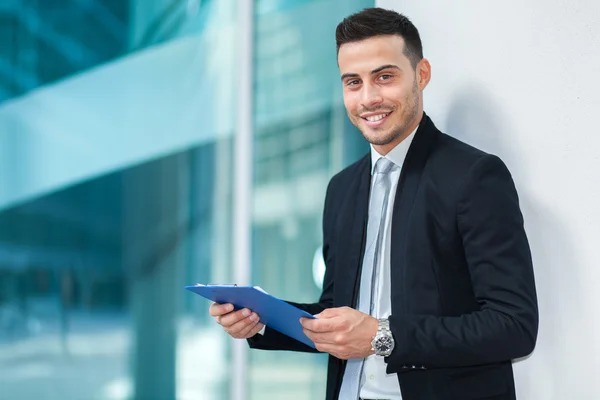 Manager liest Dokumente im Freien — Stockfoto