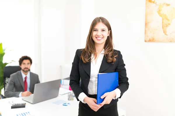 Усміхнена жінка в своєму офісі — стокове фото