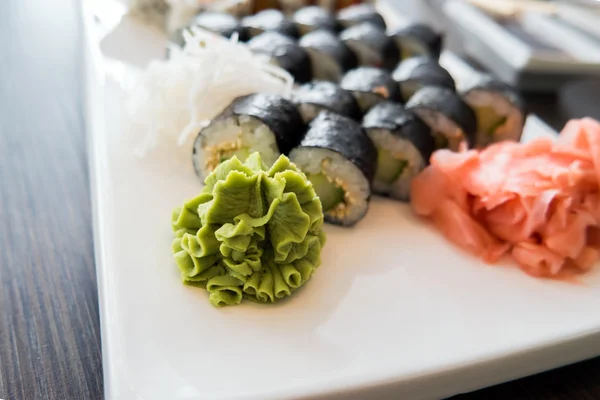 Tányéron szervírozott sushi — Stock Fotó
