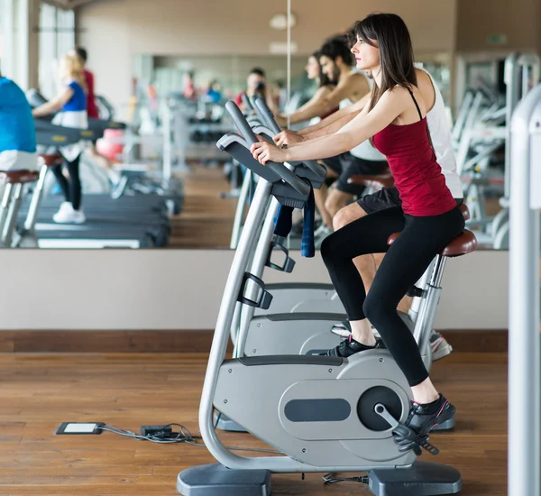 Vrouw opleiding in een sportschool — Stockfoto