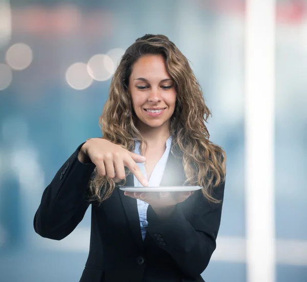 Frau mit Tablet — Stockfoto