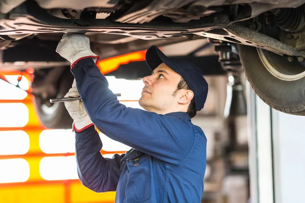 Monteur repareert auto in garage — Stockfoto