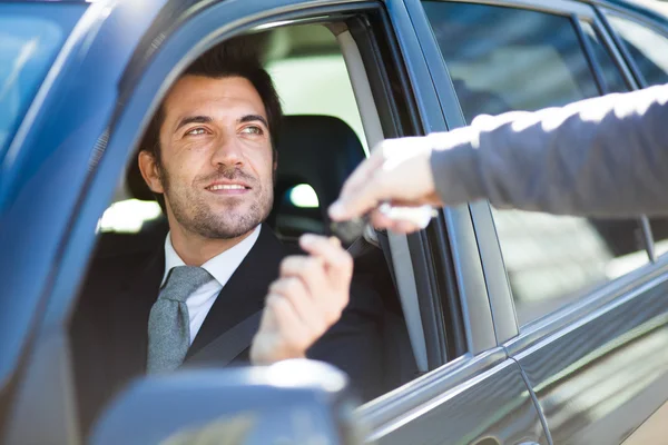 Hombre tomando la llave del coche — Foto de Stock