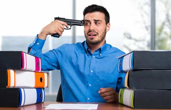 Adam kendini ofiste öldürecek 