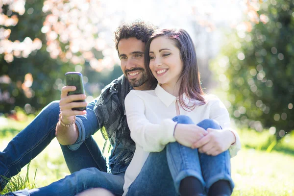 Man zijn telefoon tonen aan meisje — Stockfoto