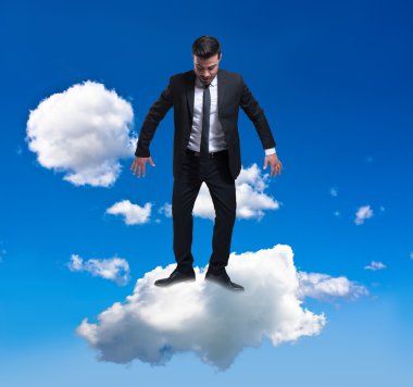 İşadamı bir bulut aşağı bakıyor