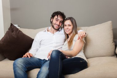 Genç çift sarılıyor.