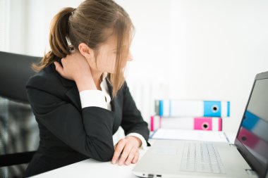 boyun ağrısı acı kadın
