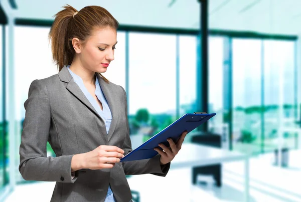 Joven mujer de negocios hermosa lectura — Foto de Stock