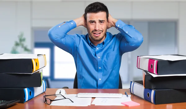 Molesto hombre de negocios en su oficina — Foto de Stock