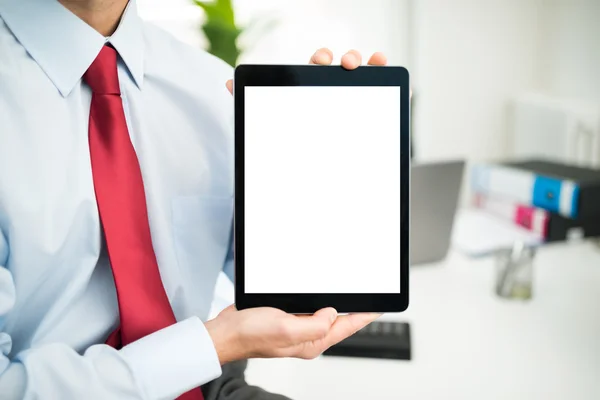 Geschäftsmann zeigt Tablet-PC — Stockfoto