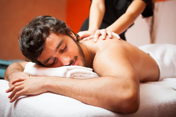 Mann mit Massage im Wellnessbereich — Stockfoto