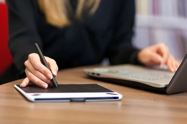 Zakenvrouw werkzaam op kantoor — Stockfoto