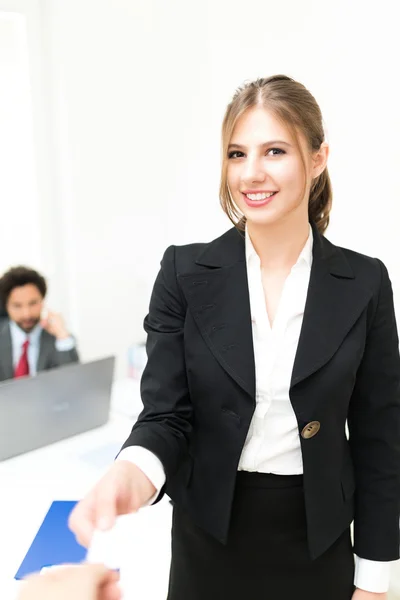 Woman holding a business card — Stock Photo, Image