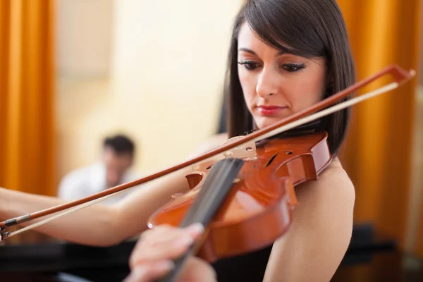 Woman playing her violin — Stock Photo, Image