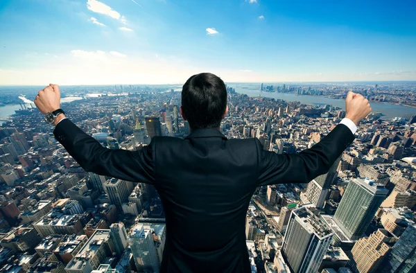 Empresario levantando sus brazos — Foto de Stock