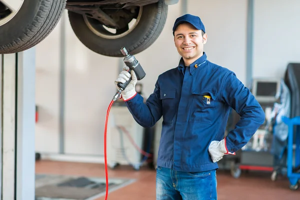 Mekaniker på arbetsplatsen i sitt garage — Stockfoto