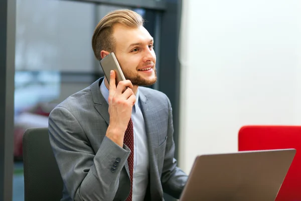 Joven hombre de negocios guapo — Foto de Stock