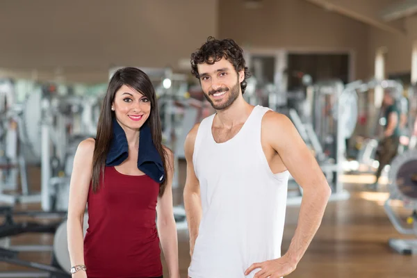 Les gens dans un club de fitness — Photo