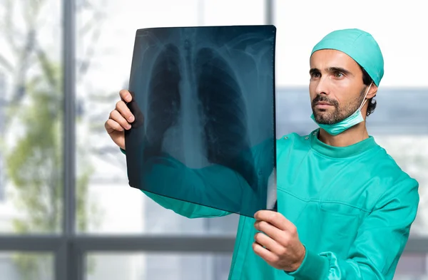 Doctor sosteniendo imagen de fluorografía —  Fotos de Stock