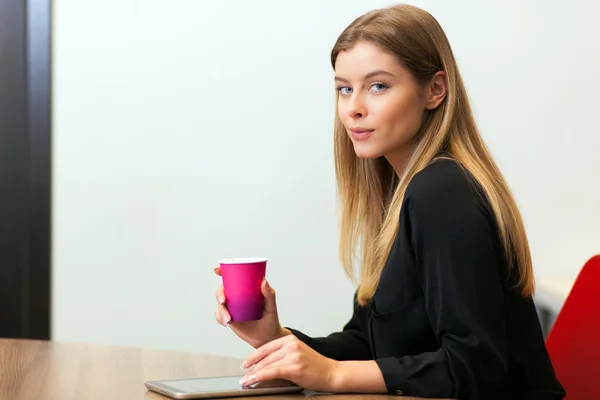 Femme d'affaires travaillant au bureau — Photo