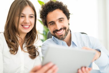çift dijital tablet kullanıyor