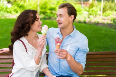 parkta bir dondurma yeme Çift