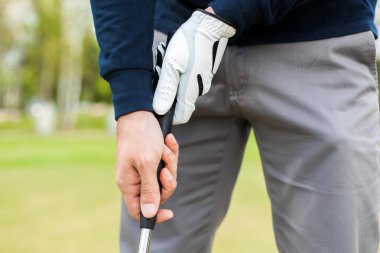 bir golf topu çekim golfçü