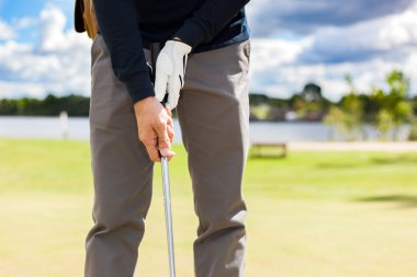 bir golf topu çekim golfçü