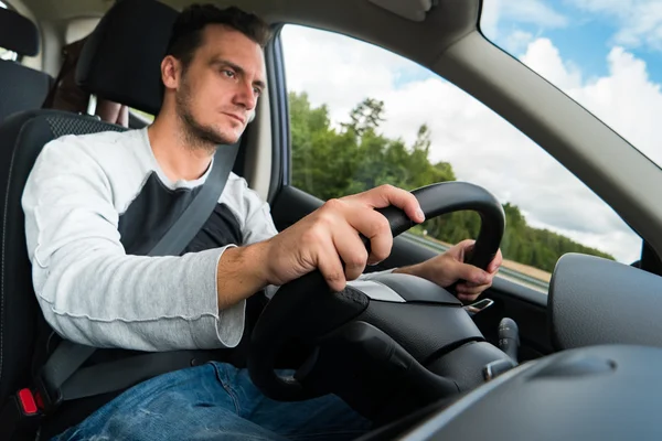 Mannen som kör sin bil — Stockfoto