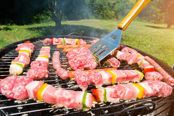 Mięso jest prepearing na grill grilla — Zdjęcie stockowe