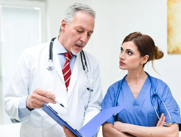 Arts praat met een verpleegster — Stockfoto