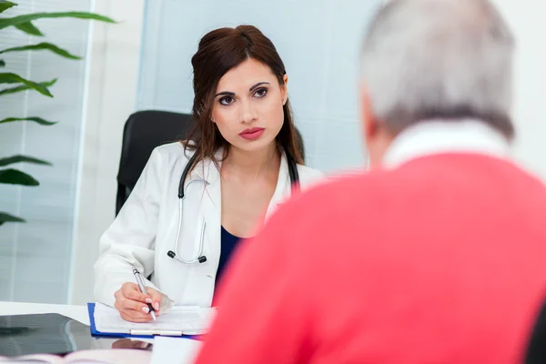 Vrouwelijke arts in gesprek met patiënt — Stockfoto