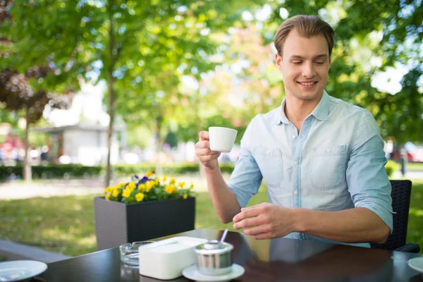 Uomo che beve un caffè — Foto Stock