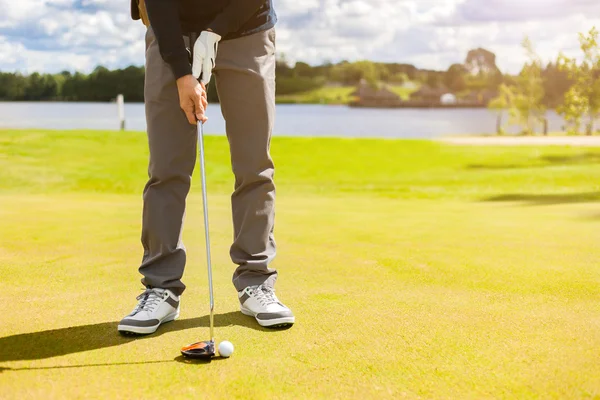 Giocatore di golf guida palla nel buco — Foto Stock