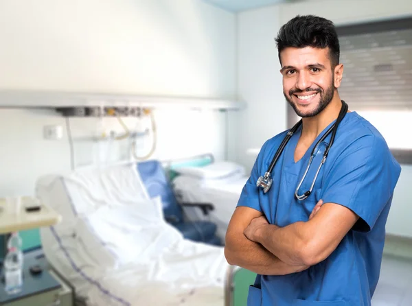 Homme médecin avec les bras croisés regardant caméra — Photo