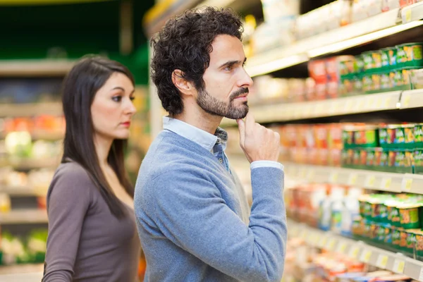 Paar winkelen in een supermarkt — Stockfoto