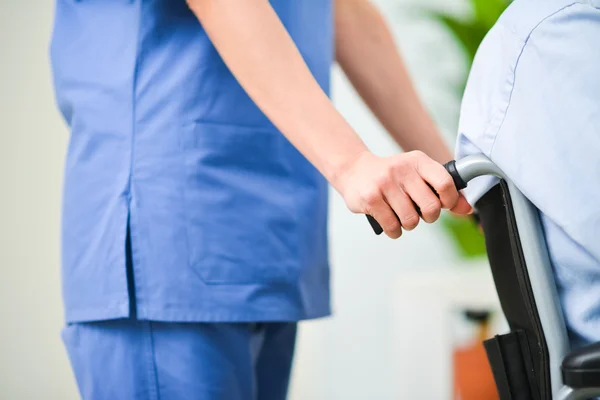 Verpleegkundige verzorging van de patiënt op de rolstoel — Stockfoto