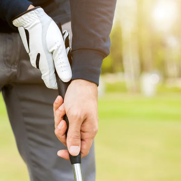 Golfista atirando uma bola de golfe — Fotografia de Stock