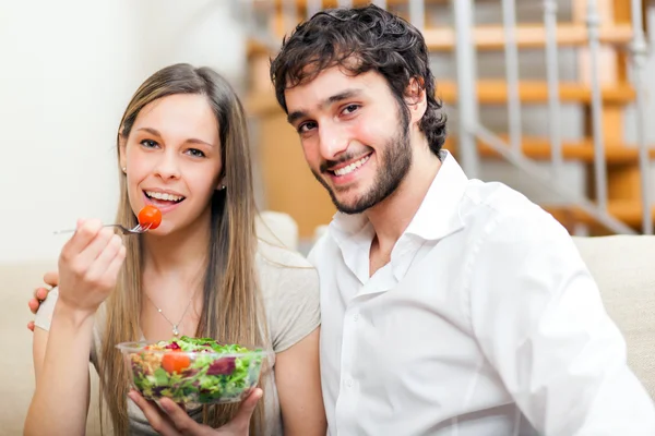 Salata yemek Çift — Stok fotoğraf